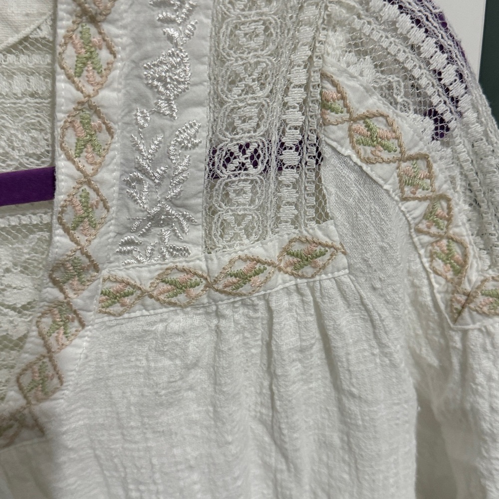 Gimmicks Embroidered Top - Picture 5 of 6